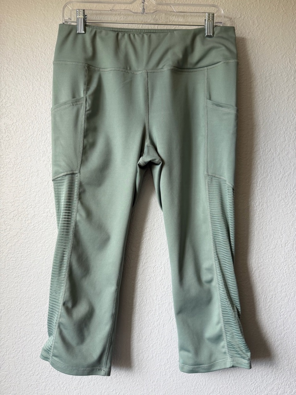 Reebok Focus Capri Compression Leggings: Side Pockets, EUC, Sage Green, Large - Picture 2 of 13